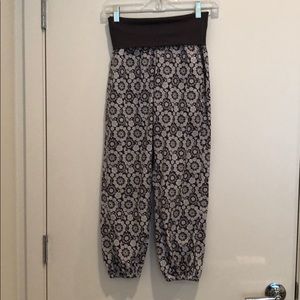 LULU LEMON printed Capri pants. Sz 2